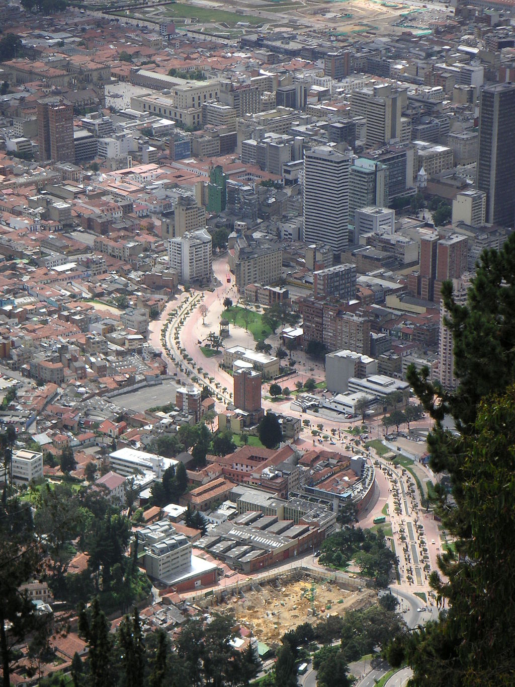 1024px-Bogota_Eje_ambiental