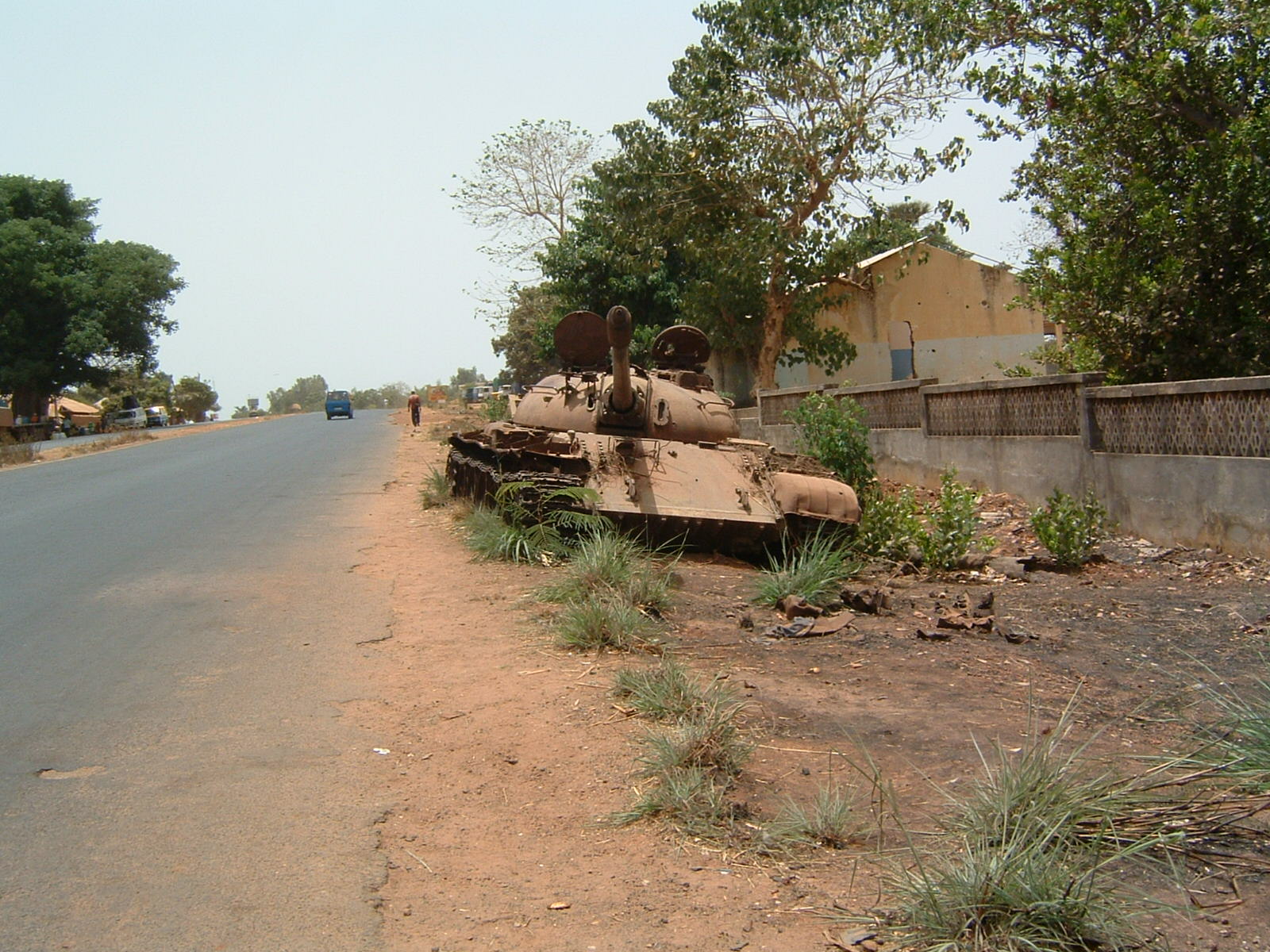 Bissau_-_Abandoned_tank
